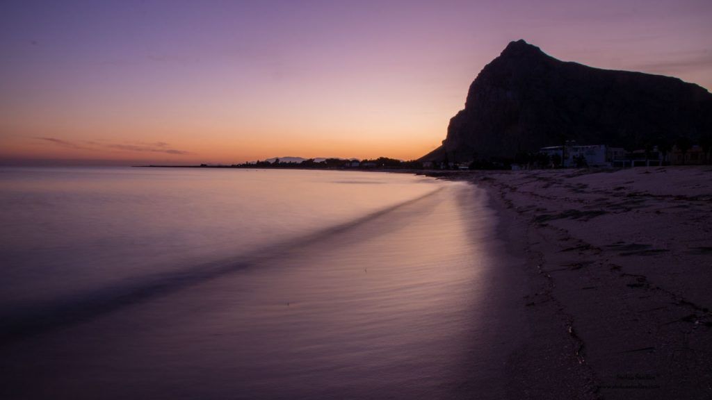 Strand bei Sonnenaufgang und Monte Monaco