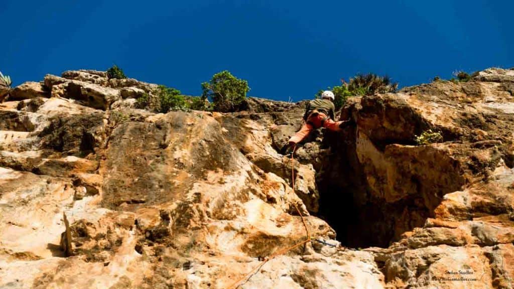 Kletterer in steiler Felswand