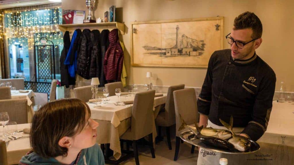 Kellner mit frischem Fisch