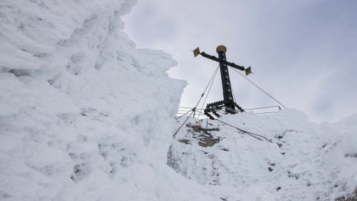 Anraum auf Fels und Kreuz