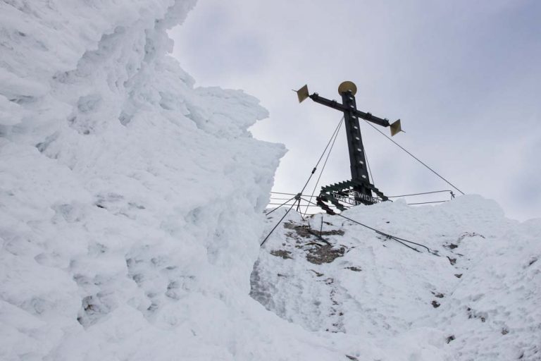 Anraum auf Fels und Kreuz