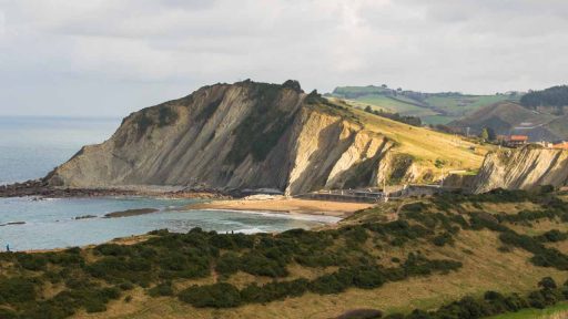 Strand mit darüberliegenden Felsen.