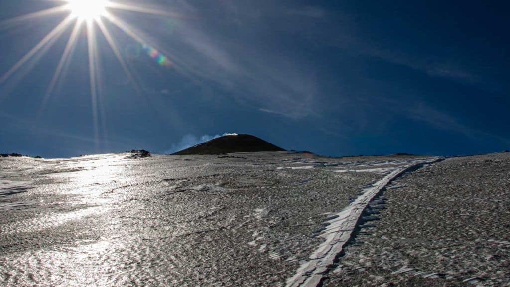 Eine alte Skispur führt auf den Etna.