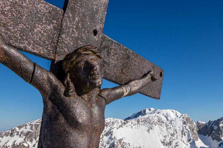Leidender Christus und Göll im Hintergrund.