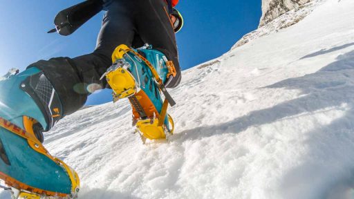 Auf den Frontzacken der Steigeisen.