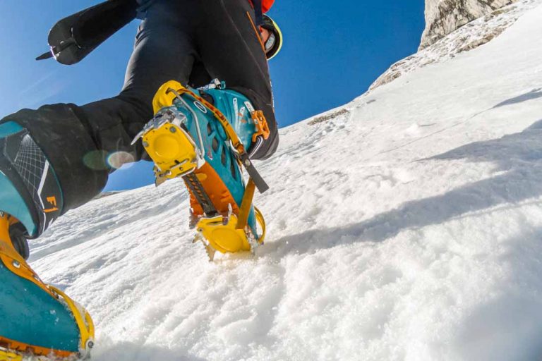 Auf den Frontzacken der Steigeisen.