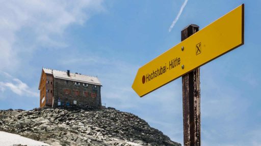Wegweiser zur Hochstubaihütte.