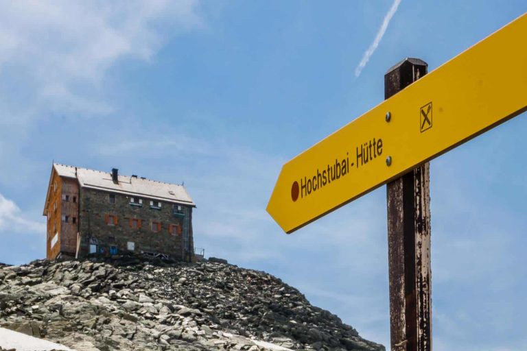 Wegweiser zur Hochstubaihütte.