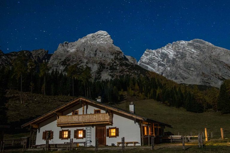 Hütte bei Nacht.