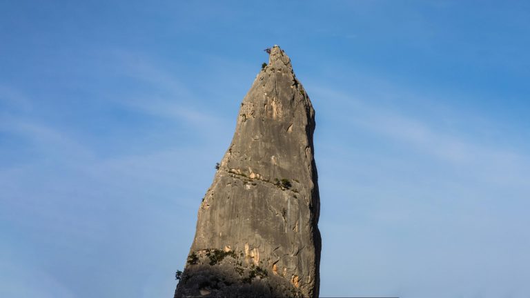 Schöner Felsturm in malerischer Bucht.