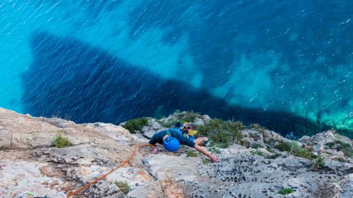 Steiler Fels und schöne Bewegungen.