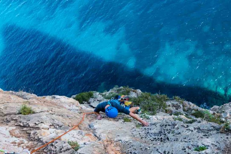 Steiler Fels und schöne Bewegungen.