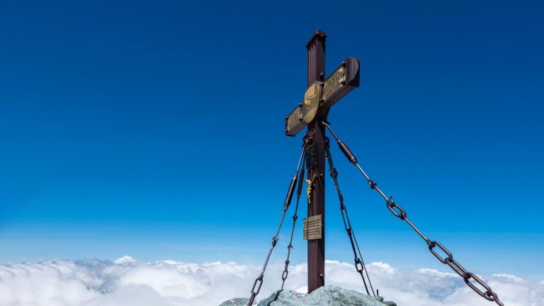 Sehr schönes Gipfelkreuz am Top of Austria.