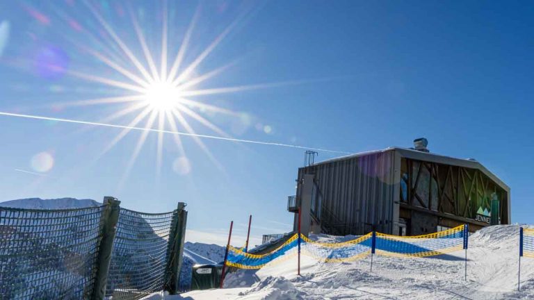 Bergstation Jenner mit Sonne.