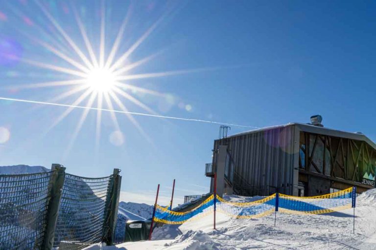 Bergstation Jenner mit Sonne.