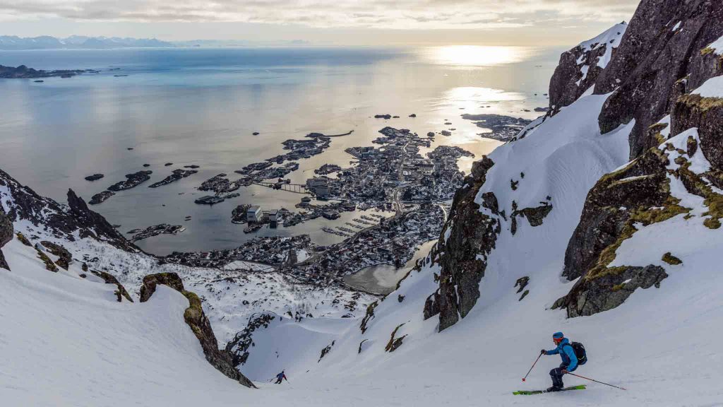 Warmes Licht am Horizont über dem Nordmeer.