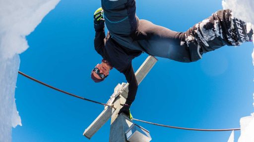 Auf dem exponierten Felsen des Schmittenstein steht ein schönes Gipfelkreuz.