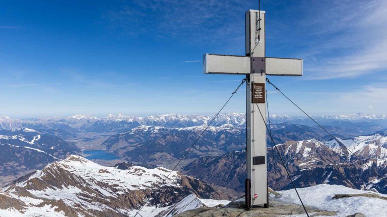 Schönes Gipfelkreuz auf der Schneespitze.