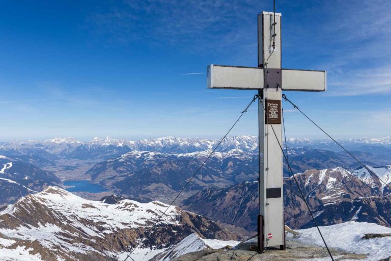 Schönes Gipfelkreuz auf der Schneespitze.
