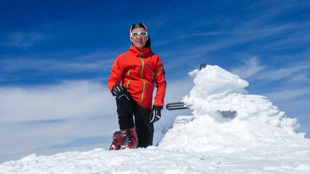 Anraum am Gipfelkreuz des Monte Camicia.
