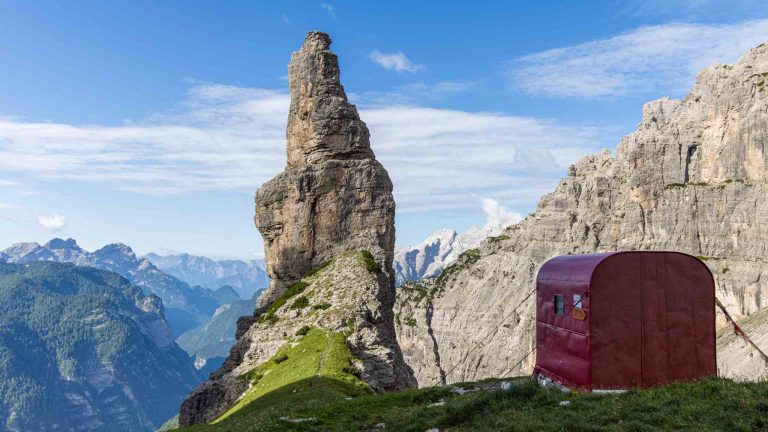 Der Campanile di Val Montanaia mit dem roten Biwak im Vordergrund.