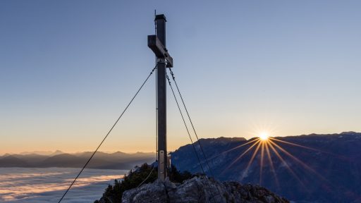 Die Sonne kommt über dem Untersberg hervor.