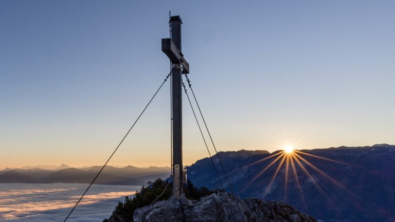 Die Sonne kommt über dem Untersberg hervor.