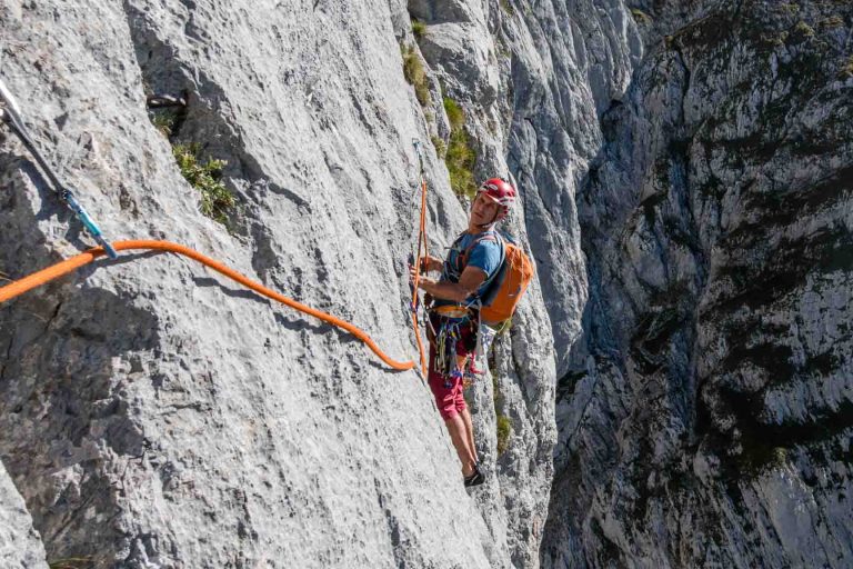 Die Hüfte an die Wand und auf die Füße vertrauen!
