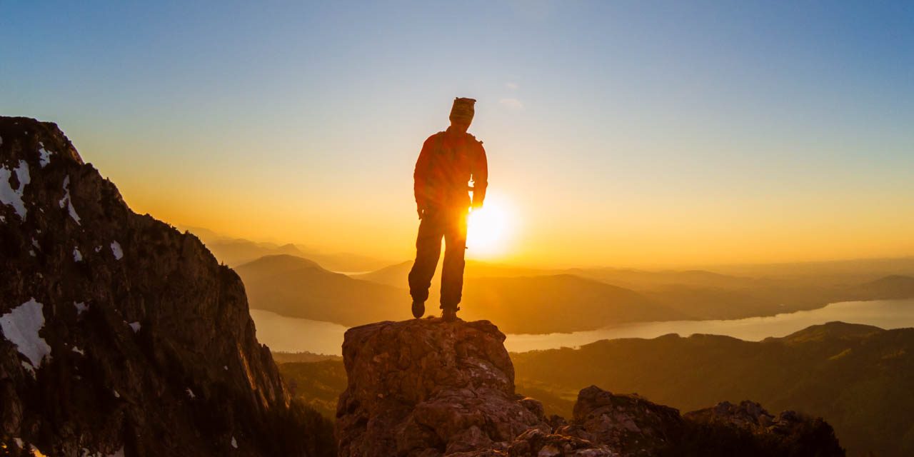 Im Höllengebirge unterwegs mit Blick auf das Salzkammergut.