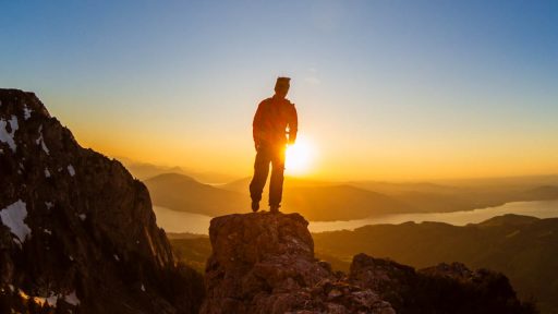 Im Höllengebirge unterwegs mit Blick auf das Salzkammergut.