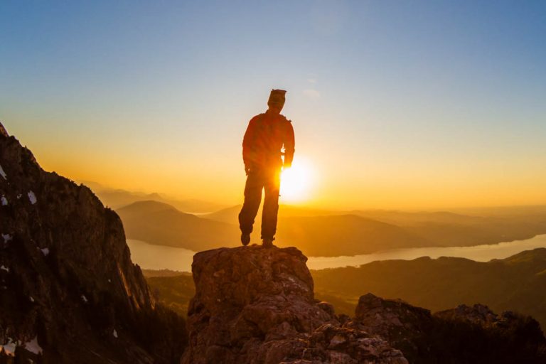 Im Höllengebirge unterwegs mit Blick auf das Salzkammergut.